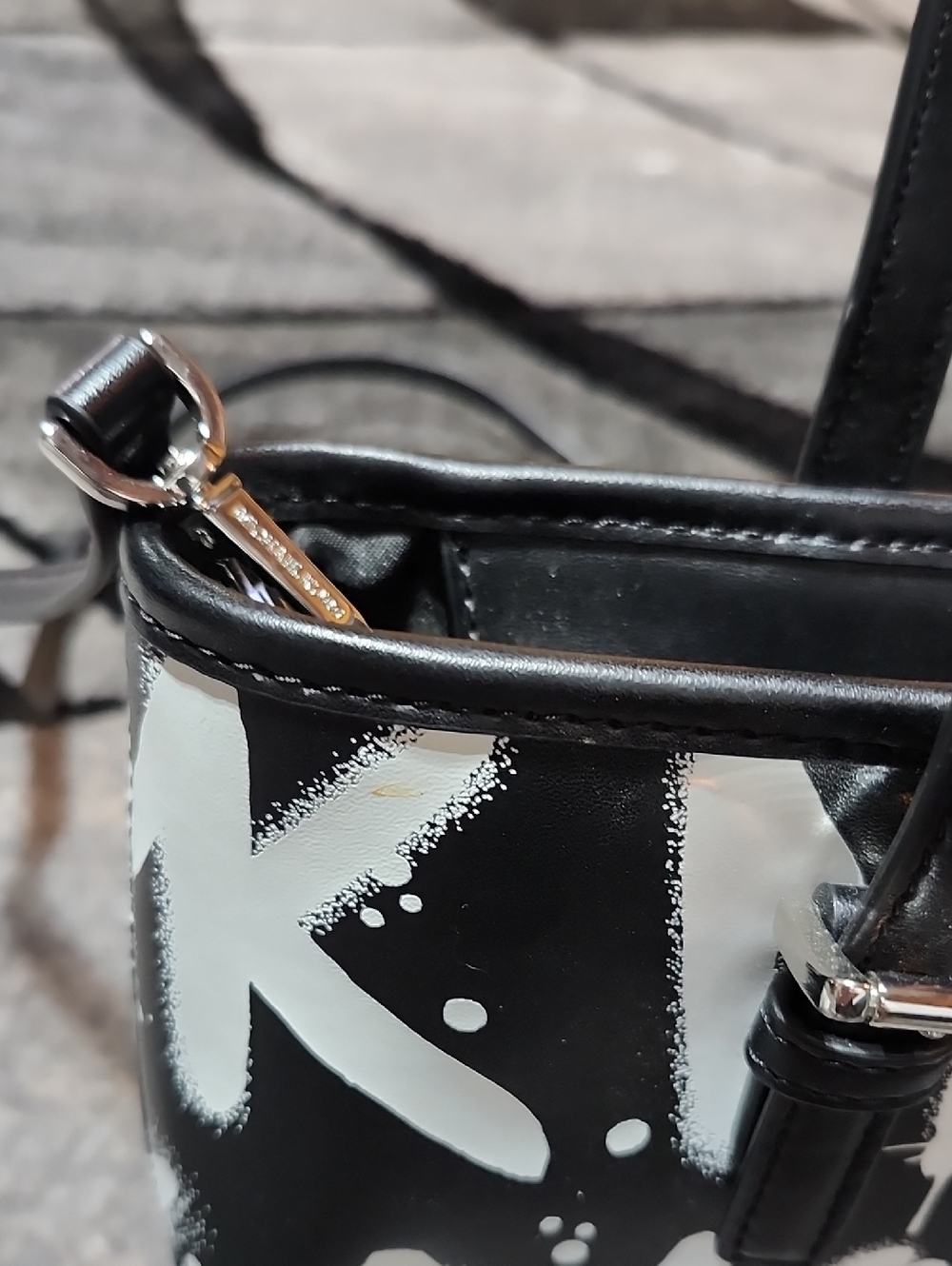 MICHAEL KORS NEW YORK CITY BLK & WHITE GRAFFITI LOGO PRINT XS MINI CROSSBODY BAG - Picture 5 of 16